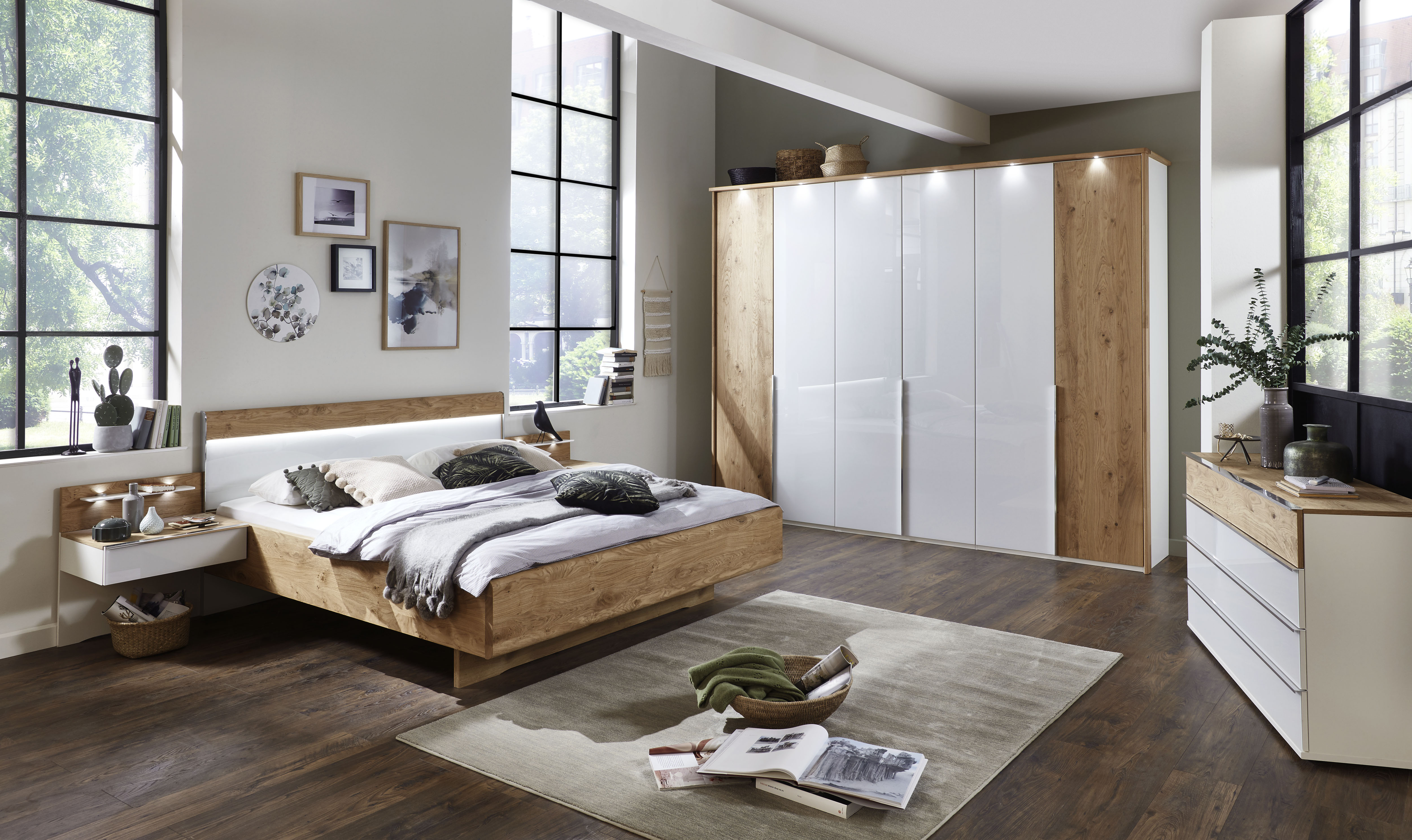 AMARILLO_796_19_weiß_BAE-Furnier_Abs.Gl.weiß_DTS 300cm_Bett 180x200cm_Gl.Kopfteil_SK-Kommode.
